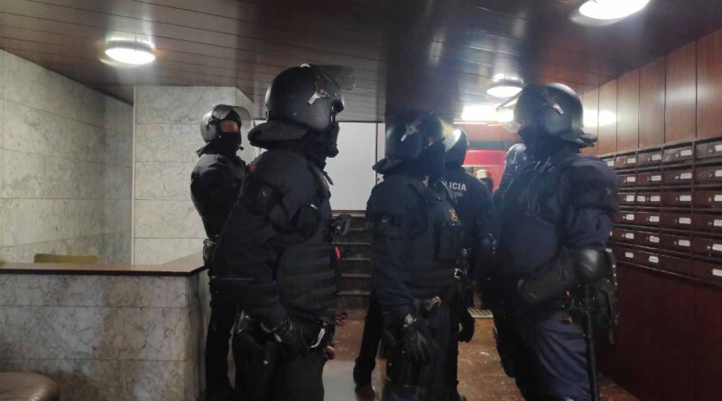 Nuevo caso de connivencia extrajudicial entre Mossos y un gran propietario. Sobre el intento de desahucio de Livia y Juan