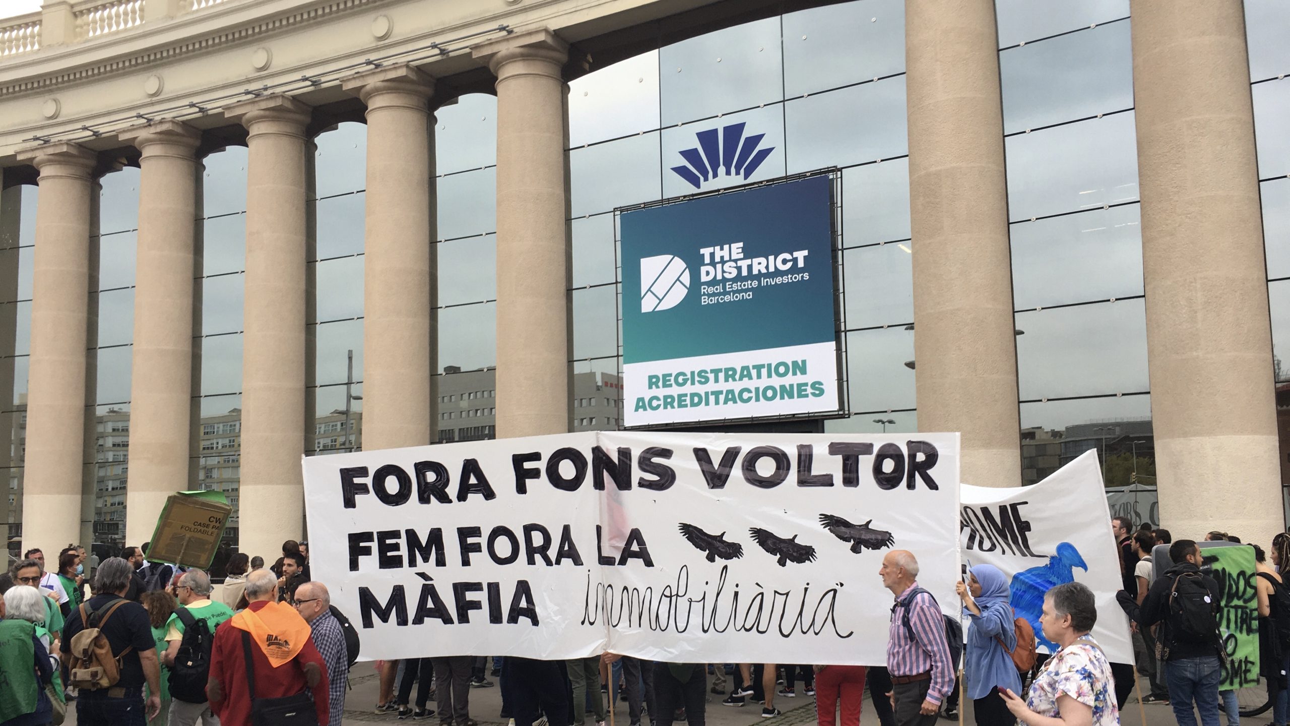 Centenares de personas consiguen acceder a The District y dificultar la entrada a los congresistas
