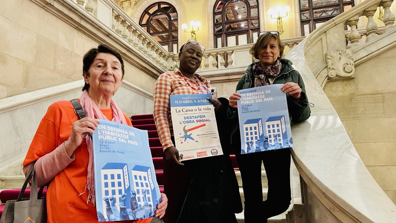 Las inquilinas de La Caixa reclaman al Parlament explicaciones de por qué están sufriendo centenares de expulsiones de viviendas HPO