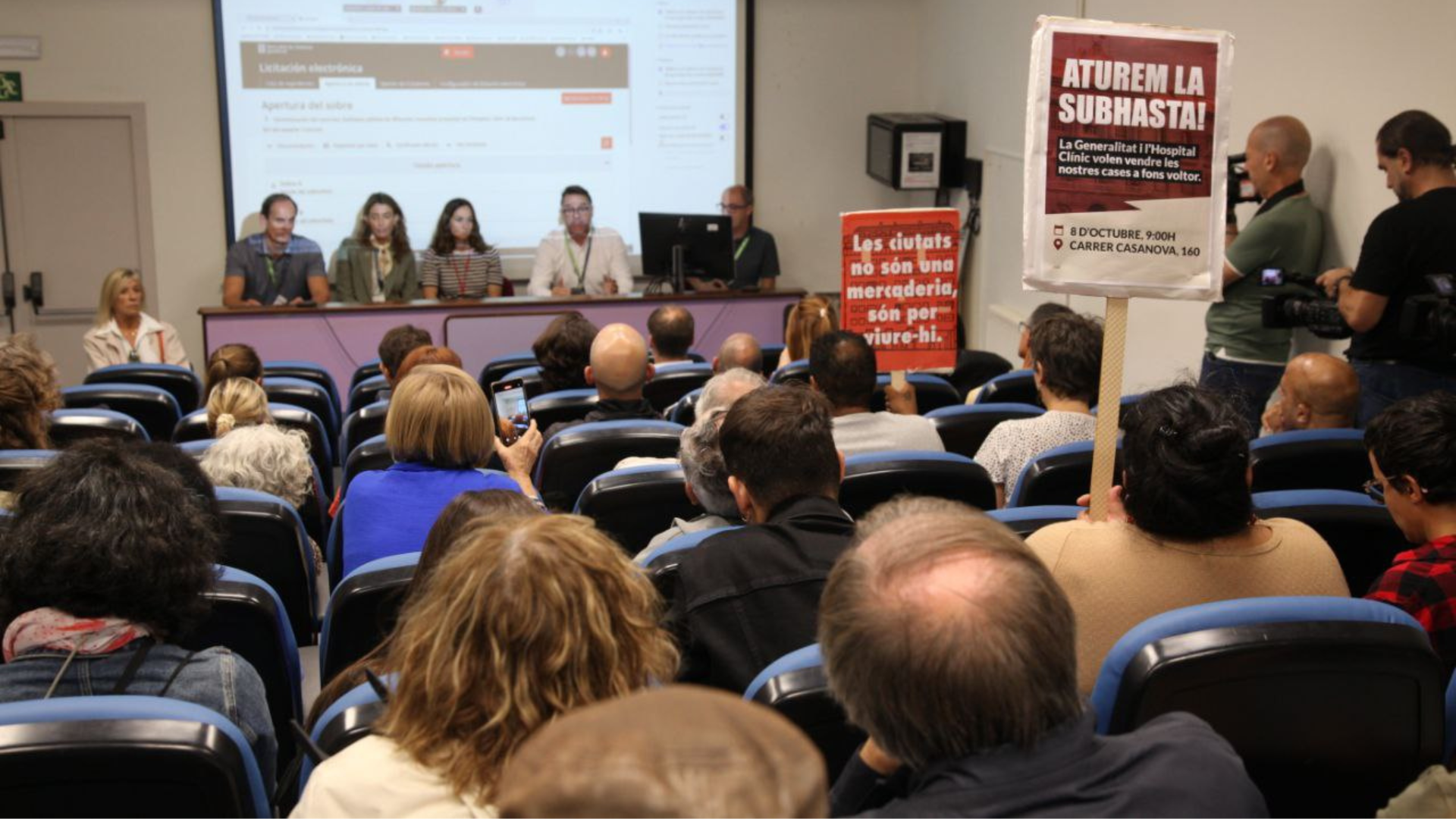 Las inquilinas afectadas por la subasta han accedido al acto para exigir una mesa de negociaciones y que se garantice la vivienda para todas las vecinas