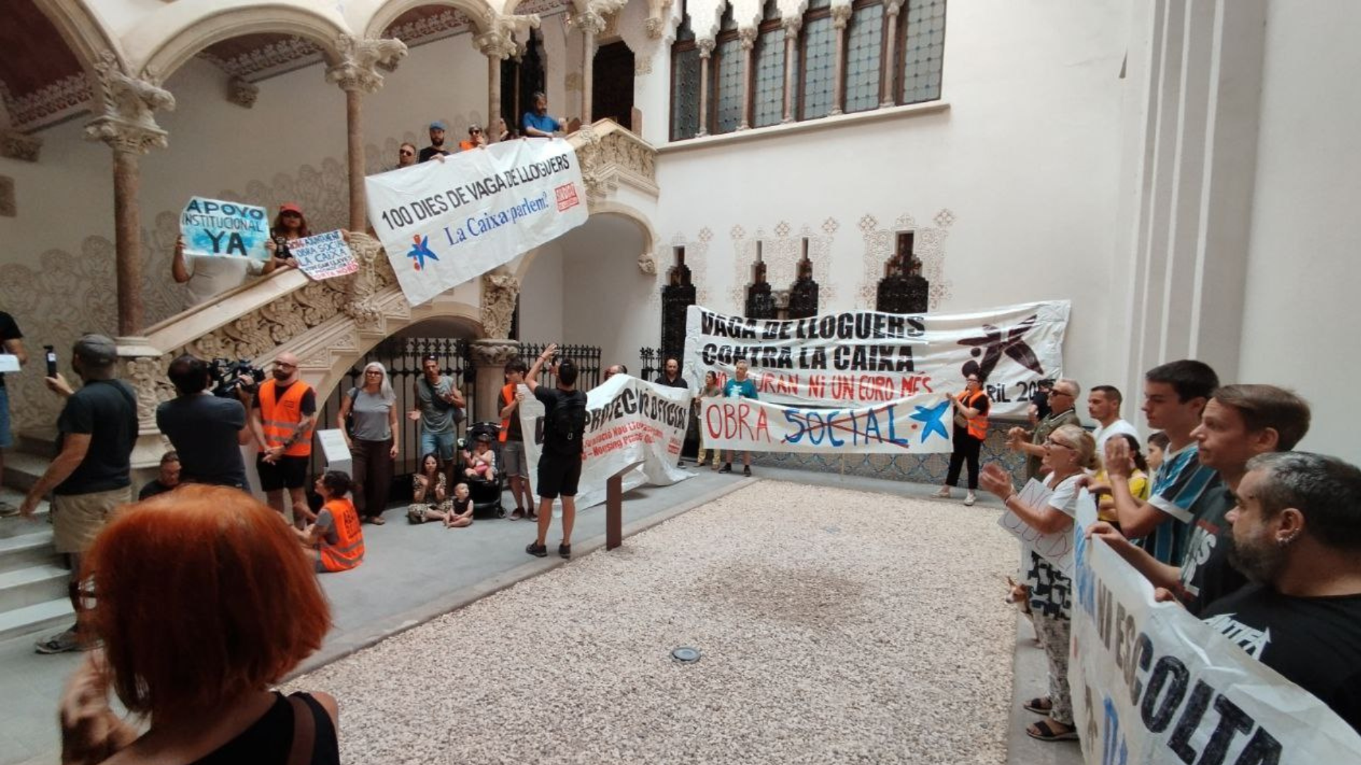 Un centenar de personas ocupan el Palau Macaya para exigir una negociación colectiva en la lucha por la vivienda pública