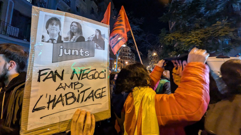 Protesta frente a la sede de Junts per Catalunya para exigir la moratoria de desahucios, la renovación de contratos y la ley del alquiler de temporada