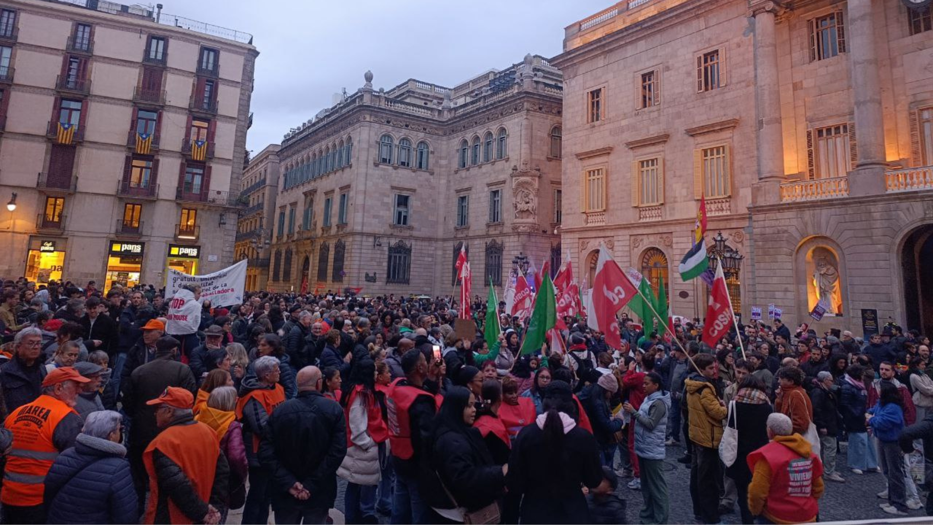 Llenamos Sant Jaume bajo el lema: Prou excuses: Els pisos, per viure-hi!